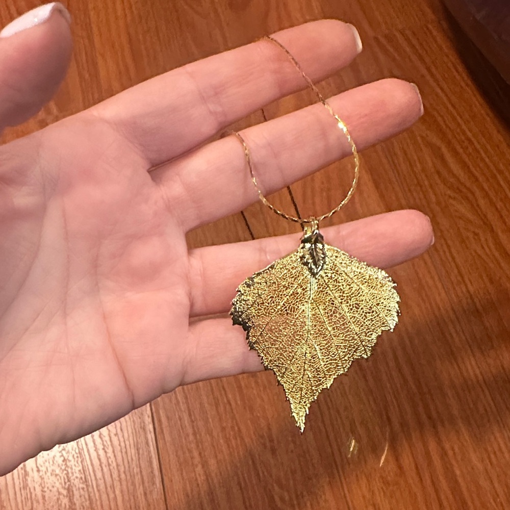 Gold delicate Leaf Pendant Necklace vintage with chain